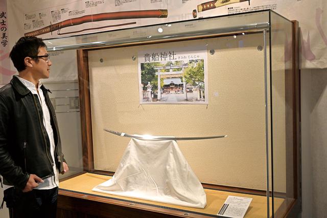 画像: 館内では、神社に奉納された刀や太刀の特別展示会が開かれていました。こちらは刃が下向きなので、「太刀」ですね。