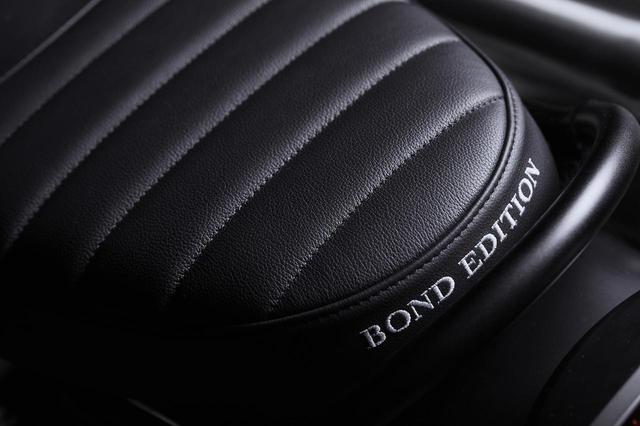 画像: シート後端には、BOND EDITIONの刺繍が。しかもシートは本革製!