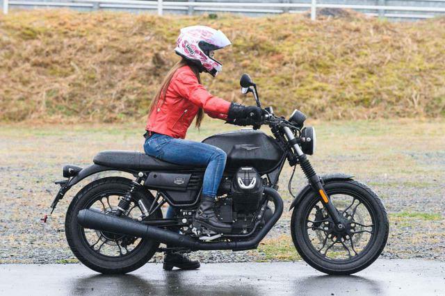 画像: 【コメント】 私が跨ってみても両足がしっかり付きます。車両重量は209kgとやや重たいのかな? と思いましたが、乗ってみても取り回してみても重心が少し低めだからか、重さは気になりませんでした。これなら女性の方も安心して乗れますね〜♪