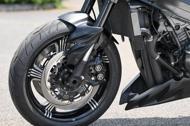画像: フロントフォークはSC57=CBR1000RR流用で、前後ホイールはパフォーマンスマシン製アルミ鍛造品+コントラストカットタイプだ。