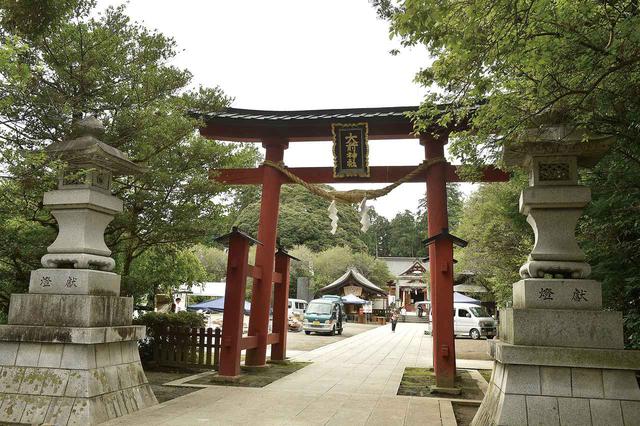 画像: 北関東自動車道の真岡I.Cより15分。近くには真岡鉄道が走り、すぐそばに水量豊かな五行川が流れています。長い参道の木陰は、川からの風と合間ってとても涼しい。広い駐車場もあり、バイクでの参拝者が次から次へとやってきます。