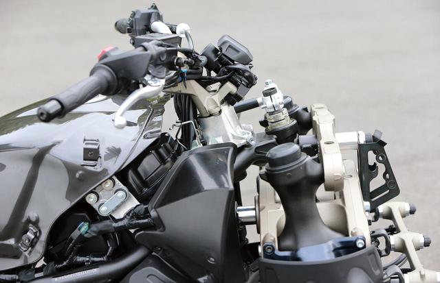 画像: ナイケンのフロントまわりを横から見たところ。ステアリング軸はライダー側にオフセットされ、パラレログラムとは別に作動する。