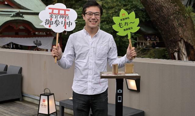 画像: 境内の各所に自由にスマホを置いて撮影できるスタンドが設置されており、撮影に使える小道具なども用意されています。 枯れ葉を使ってハートマークが作られていたり、参拝者のみなさんが心地よく、楽しみながら過ごせるような工夫が境内のあちこちになされているのです。