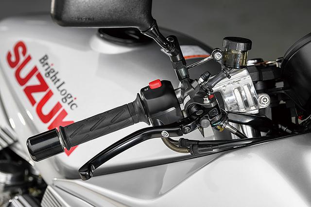 画像: ハンドルはカタナノーマルのアルミ鍛造セパレート(φ37mmフォーク用)、スクエアタイプのミラーも同じくカタナのノーマルをそのまま使う。フロントブレーキマスターシリンダーはブレンボ・ラジアルポンプ+可倒式レバーに変更される。各部ボルトもキャップタイプに変えられる。