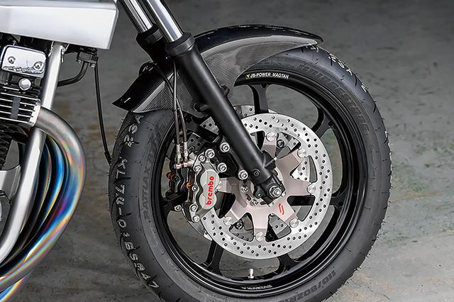 画像: 前後ホイールはMAGTAN JB3で、純正サイズの1.85-19/2.50-17から3.00-18/4.50-18サイズへと変更される。フロントキャリパーはブレンボ4PだがSY用社外サポートがないので、フロントフォークのボトム側をANDFを廃したSR用に変更してセット。ディスクはサンスターでラインもステンレスメッシュに交換済み。