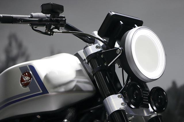 画像: コンセプトなのでLEDヘッドライトは面発光タイプで現実味に乏しいが、市販型はCB1000Rに準じたものが採用されるかもしれない。