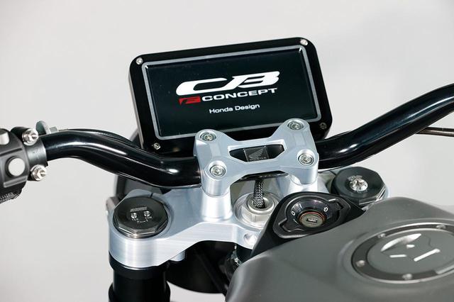 画像: コンセプトモデルゆえ、メーターはそっけない角形の液晶パネルだったが、市販化の際にどういう意匠が施されるのかにも注目したいところ。