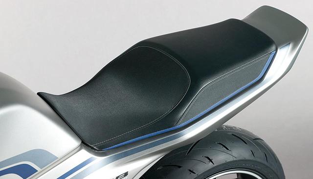 画像: CB750Fのものを彷彿させる形状のシート。サイドに配したブルーの差し色やステッチがこだわりを感じさせる。