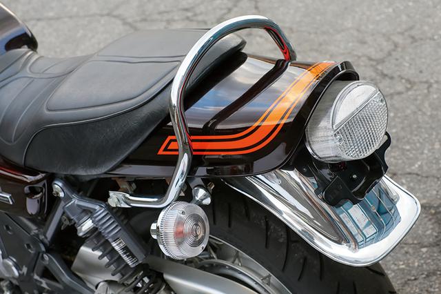 画像: テールカウルはABS樹脂製でグラブバーやテールランプ/大型のウインカー、スチール製リヤフェンダーはドレミ製Z2タイプを架装している。