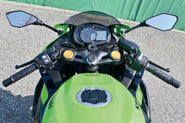 画像: Ninja250と同等、トップブリッジに肉抜きホールを設けて剛性をコントロール。メーターもほぼ共通デザインだが、タコメーターはフルスケール2万回転だ。