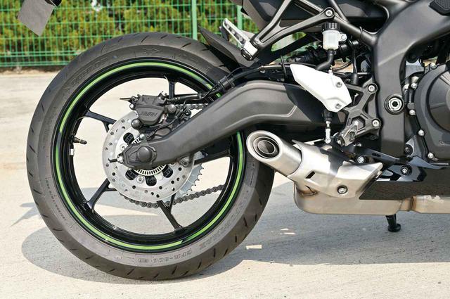 画像: マフラーを避けてレイアウトされる左右非対称形状のスイングアーム。車体全体のうち、ピボットより後方のパートを占める割合が多いロングアーム設計だ。
