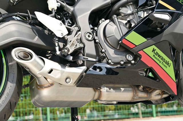 画像: 4本のエキパイが集合してキャタライザーに連結され、消音機能のサブチャンバーへとつながるレイアウトのショートマフラー。マスの集中化も図られている。