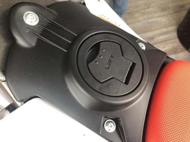 画像1: 燃料タンクキャップのデザインが変更され、メインキーで開閉できる鍵付きのものにグレードアップ。