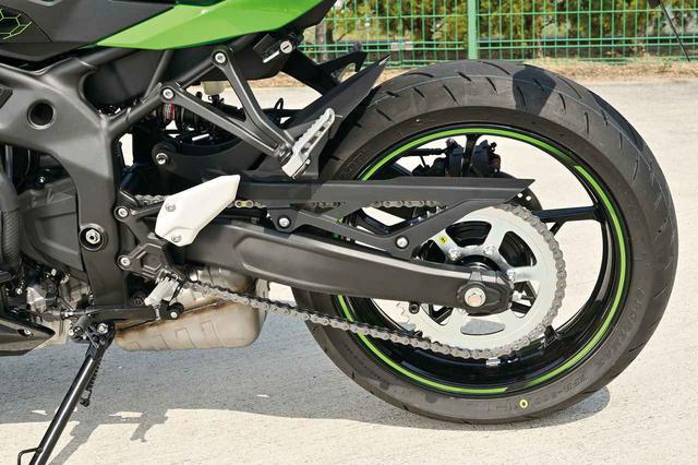 画像: ロングアーム構造がよくわかる。ドリブンスプロケットは50丁、Ninja250の40丁に比べてかなりローギアードになっているのかもしれない。タイヤはGPR300。