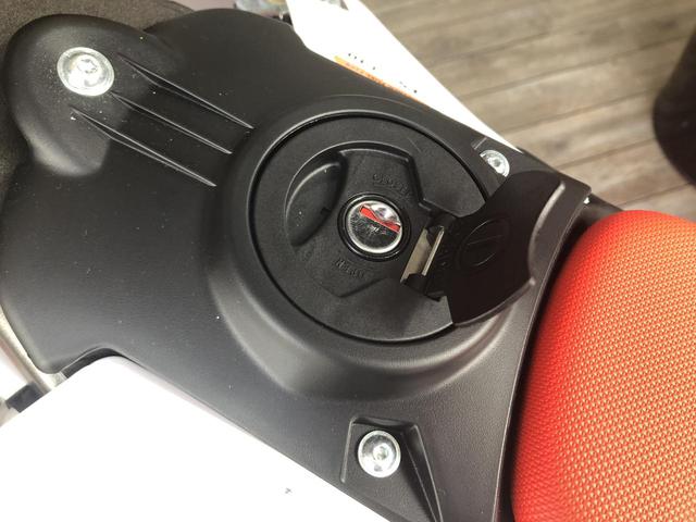 画像2: 燃料タンクキャップのデザインが変更され、メインキーで開閉できる鍵付きのものにグレードアップ。