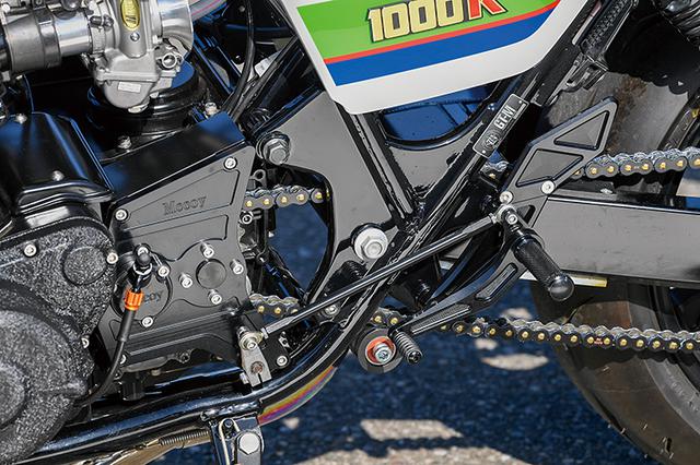 画像: ステップはMccoyバックステップのZ1000J用だ。スプロケットシャフトはオフセットスプロケットアウトボードキットで外からも支持してある。