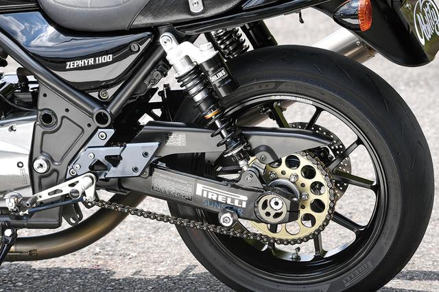 画像: ホイールはピトーR&DのMAGTAN JB3で、3.50-17/5.50-17サイズを履く。ブレンボ2ピストンキャリパーは、同店製作でワンオフサポートでマウント。オーリンズ製リヤショックもフロントに準じ、リザーバーのアルマイト色を変更。スイングアームはゼファー1100ノーマルにスタンド用ボスを追加している。