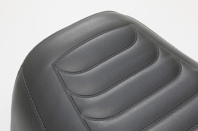 画像: すみずみまで余計な張りやヨレの見られない、シャキッと貼られた専用シートの表皮。ライディングをしっかりサポートしてくれるはず。表皮は写真の純正風デザインのほか、細かなオーダー(別料金)も可能だ。