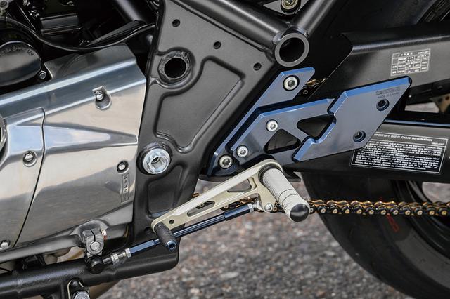 画像: ステップキットはモリワキエンジニアリング製。ノーマルで装備されるアルミ鋳物のピボットカバーは外されている。