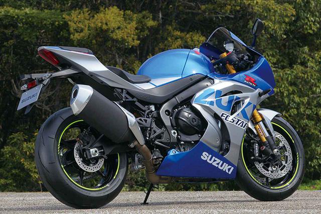画像: 左右非対称グラフィックであるのに加え、シートカウル形状がGSX-RRとは異なるため、右サイドから見ると印象がやや異なって見える。