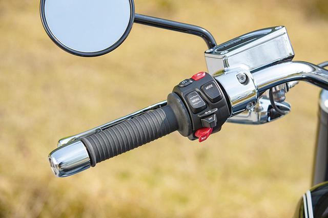 画像: 最新の電子制御モデルであってもスイッチ類は複雑にならないように、極力シンプルで数も少なく構成されている。