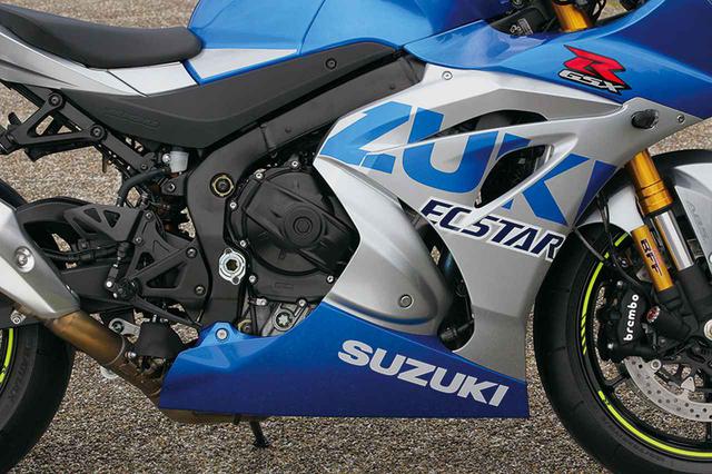 画像: ブルーをベースに「SUZUKI」ロゴを大胆にあしらったカラーリングを採用する近年のMotoGPマシン・GSX-RR、その2020年モデルのカラーを取り入れた特別な1台。
