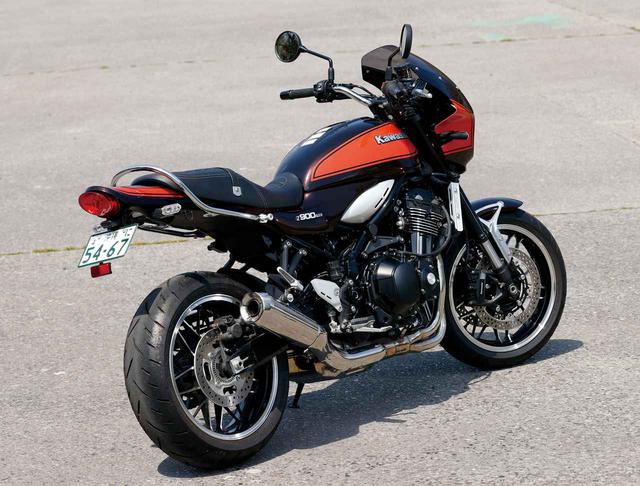 画像: 撮影車は純正より70mm長いロングテールカウルキット3色塗装:7万2600円〜(写真は2色塗装6万6000円)も装着。スチール製インナーフェンダーに純正ウインカー、テールライト、ナンバー灯、リフレクターを移設し、テールライトをカウルから数センチ出したデザインで存在感を高めている。