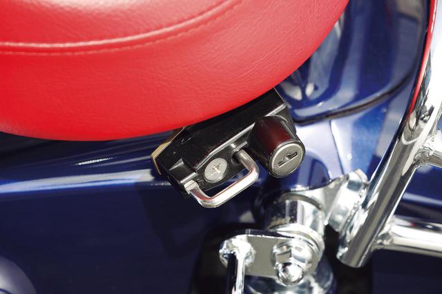 画像: 各車種用に幅広いラインアップで人気のヘルメットロックは、まるで純正品と思えるような高品質(税別3500円)。
