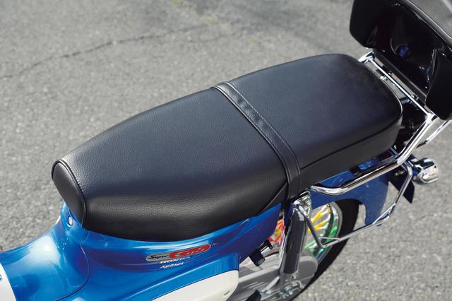 画像: これもまるでノーマル! な仕上がりのダブルシート。荷物を積むにもタンデムにも(黒:税別2万6000円/アイボリー:税別2万8000円)。