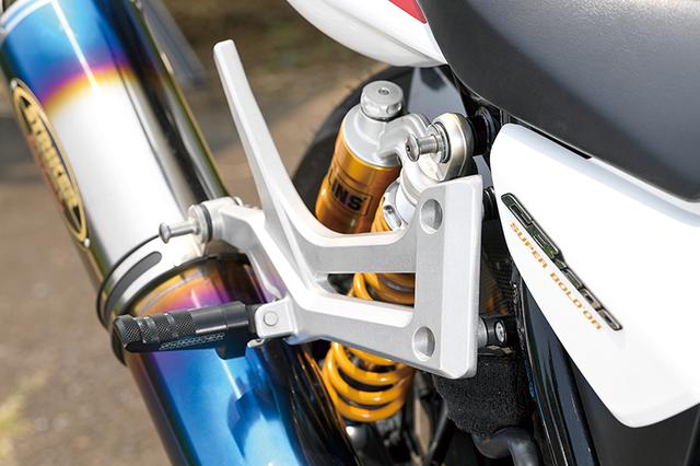 画像: スリムなデザインのステップは、ストライカースペシャルステップキットのブラック。タンデムステップもストライカーのSTC=スポーツツーリングコンセプトステップキット・オリジナルタンデムステップバーSTC HONDA車用に換装されている。