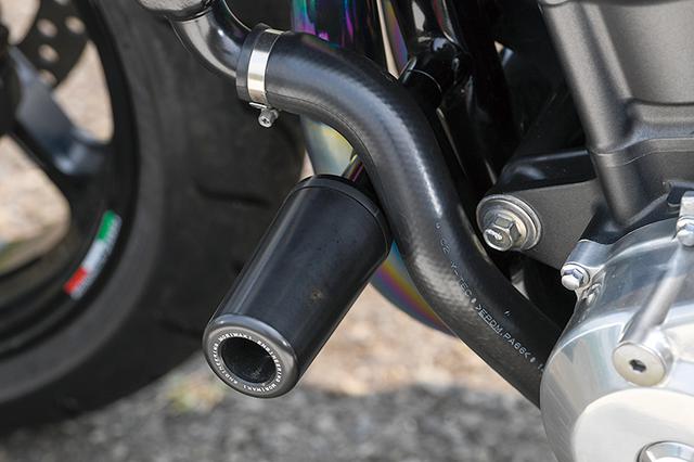 画像: シートは外装やコクピットまわりと同様に、2014年式CB1300SBのノーマルを使う。エンジン前側のスライダーはモリワキ製をチョイス、装着している。