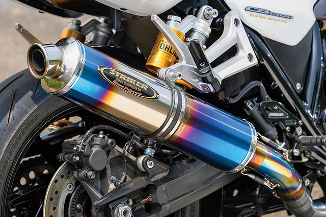 画像: エンジン前側に見えるエキパイのチタンらしい焼け色や、ヒートカラーサイレンサー(φ115×480mmの真円タイプチタンシェル)も美しいエキゾーストシステムは、ストライカー・ストリートコンセプト・チタンフルエキゾーストJMCA 4-2-1STDだ。
