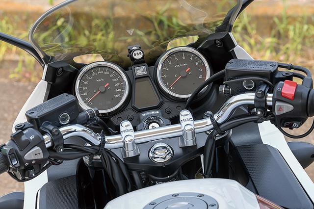 画像: HRCロゴの刻まれたハンドルバークランプは知る人ぞ知るHRC製トライアル車用純正パーツで、ホンダファンの心もくすぐってくる。