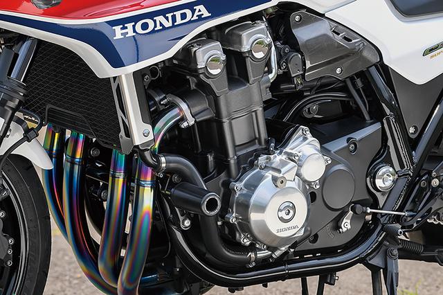 画像: 水冷直列4気筒のエンジンやFIまわり、フレームなどはCB1300SBノーマルのまま。他の部分のブラッシュアップで全体の印象を高めている。