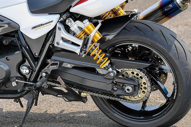 画像: スイングアームはGストライカー異型5角断面(縦95×横40mm×板厚2.5mm)のCB1300SB用。カーボンフェンダーはSADの加工品を装着する。