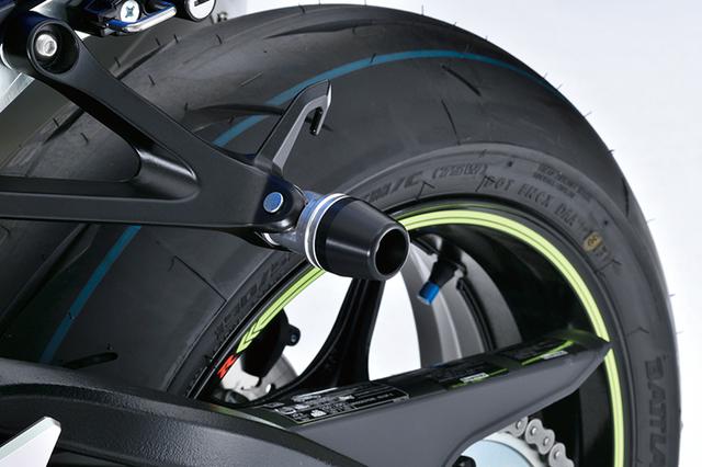画像: 「タンデムスライダー」はアルミベースをタンデムステップと交換して取り付け、転倒時にはスライダーを支点として各部を保護する機能を持つものだ。