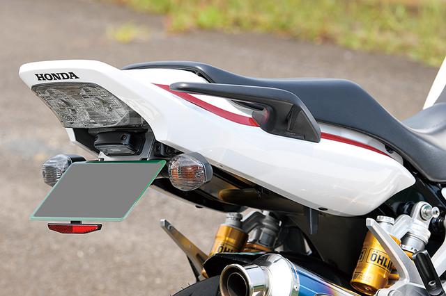 画像: リヤには純正ウインカー/純正ナンバー灯が使える、ストライカーシステム フェンダーレスキットType2(CB1300SB適合品)を装着してある。
