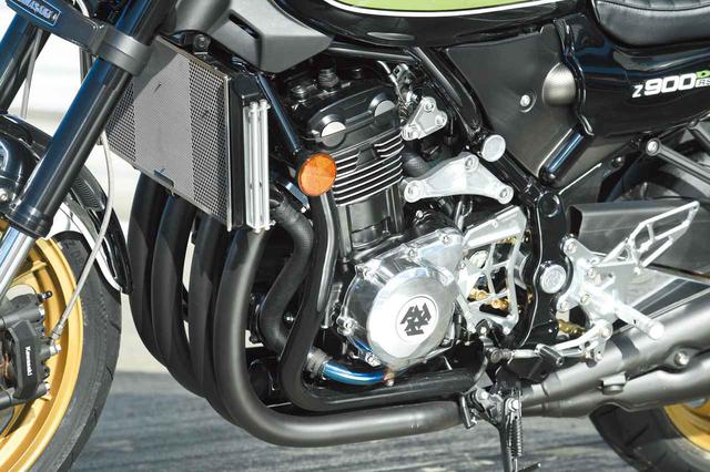 画像: エンジンはZ900RSノーマルで、エンジン前から下にダウンチューブのように走るのがダミーフレーム。フレームプラグやアルミ削り出しのエンジンハンガー、ステップキットはKファクトリー製だ。
