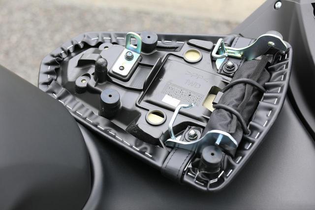 画像: リアシートの裏には車載工具が括り付けられています。
