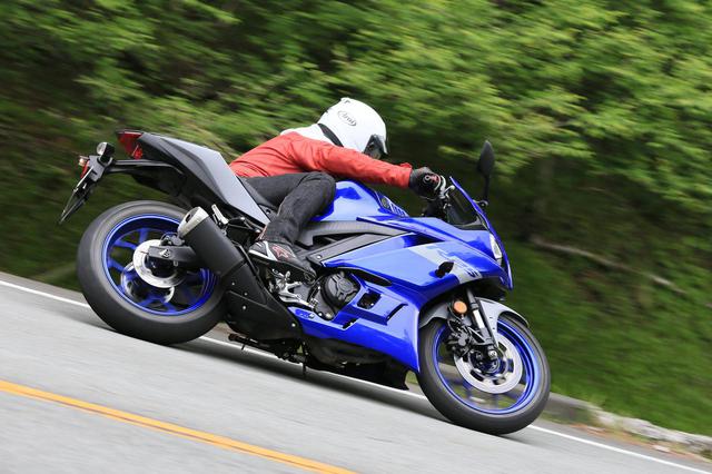 画像: 同じシリーズのタイヤで、YZF-R25の方が新しいモデルを履いています。中村先輩は峠で走ると、接地感・粘りがYZF-R25の方が明らかに強い、と話していました。
