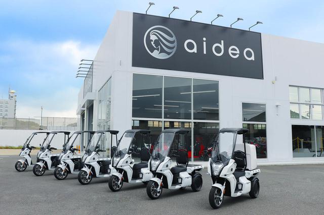 画像: スクリーンとルーフ、大型の荷台が備わった電動3輪コミューター