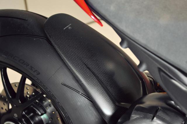 画像: カーボン製リアフェンダー ■4万7740円