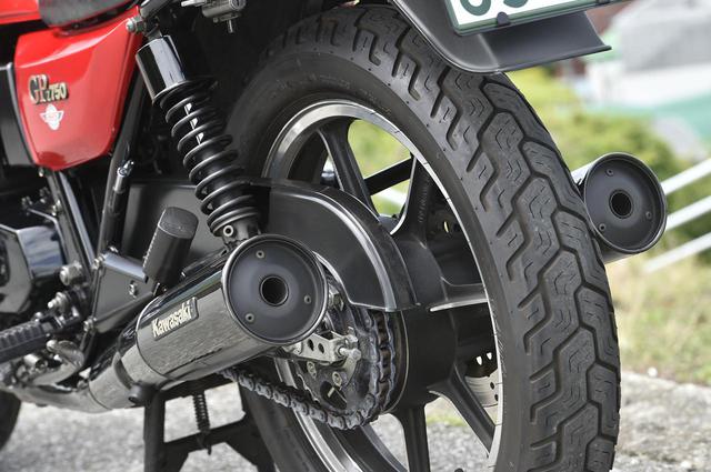 画像: ホイール径、タイヤサイズはZ1000J やZ1000R とほぼ同じとしつつ、コンパクトな車体ならではの軽快感を披露する。マフラーは左右2本出しで、北米仕様の開口部は日本仕様よりも大きい。リアショックは5段階式の可変ダンパーを装備。