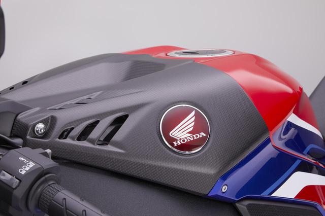画像3: CBR1000RR-Rにドライカーボン外装を装着したら激進化! ホンダが純正アクセサリーパーツを追加ラインナップ
