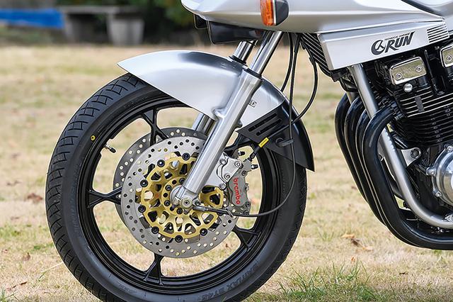 画像: インナーチューブ径φ37mmのフロントフォークはカタナのノーマルだが、リヤショックの変更に合わせて油面変更等のリセッティングを行う。フロントディスクはサンスターで、インナーは通常黒のところ、ファイナルエディションのノーマルに合わせゴールドインナーを特注して装着した。