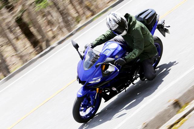 画像: 装着車両はYZF-R25。このように荷物をしっかり固定できればワインディングも楽しめます。