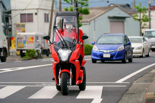 画像2: バイクの車種は何だ? マクドナルドがデリバリーサービス用に「電動3輪バイク」のテスト導入を開始!