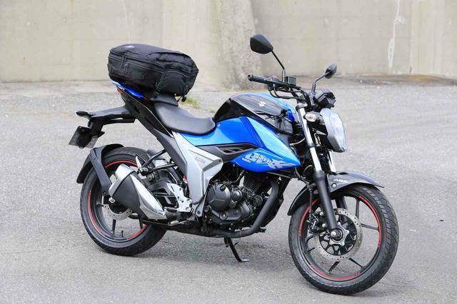 画像: 装着したバッグはゴールドウインの「GWM X-OVER(クロスオーバー)デイパック 30」(税込18,590円)。泊まりがけのツーリングにも役立つ容量30L。