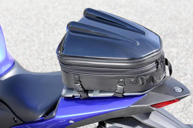 画像: 装着したバッグはタナックス「シェルシートバッグMT」(税込14,300円)。容量は10~14Lで、日帰りツーリングにちょうどいいサイズ。