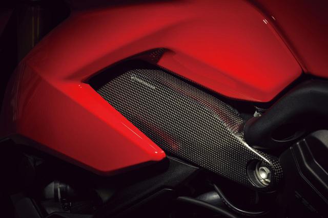 画像: フレームを傷から守りつつ、レーシー且つアグレッシブなルックスに変化させる。折り込まれたカーボン繊維の表情を活かしたフィニッシュとなる。価格=6万3426円。